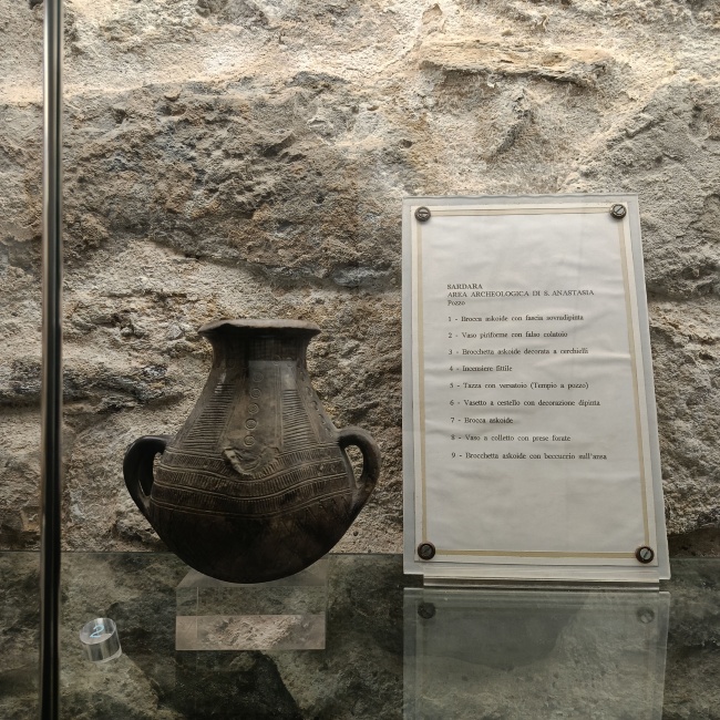 Sala II - Area archeologica S. Anastasia. Vaso piriforme con falso colatoio
