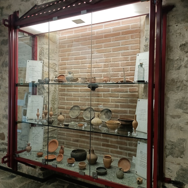 Sale III - Necropoli di Terr'e Cresia. Dettaglio di una vetrina