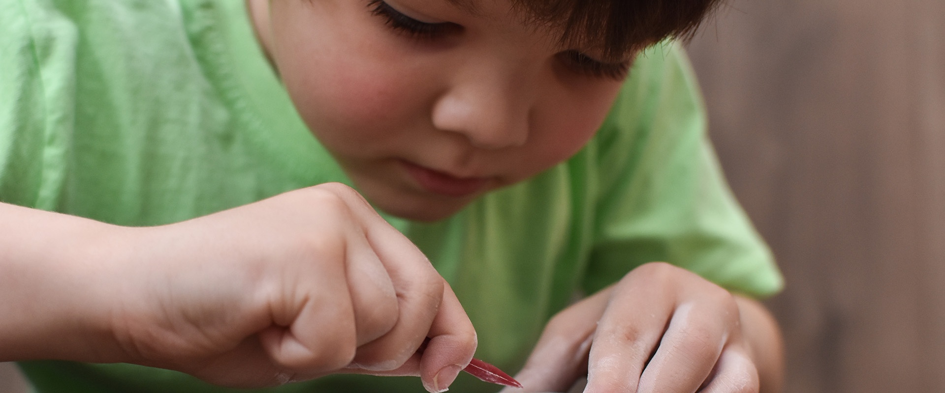 Bambino che scava con un kit archeologico